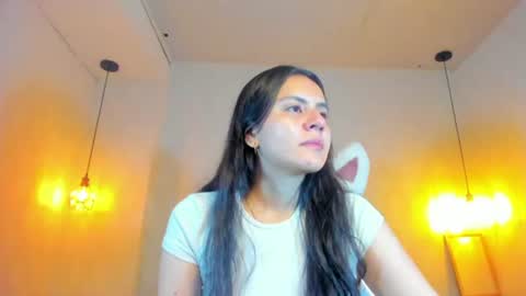 Snapshot of honeybuu_ chatting on July 21, 2:19 pm Emily online show from July 21, 2:19 pm