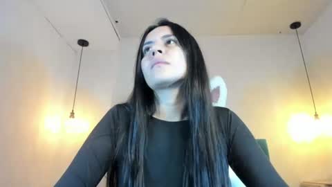 Snapshot of honeybuu_ chatting on July 22, 2:20 pm Emily online show from July 22, 2:20 pm