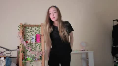 Snapshot of honeycomfya chatting on April 18, 2:32 pm Masha online show from April 18, 2:32 pm