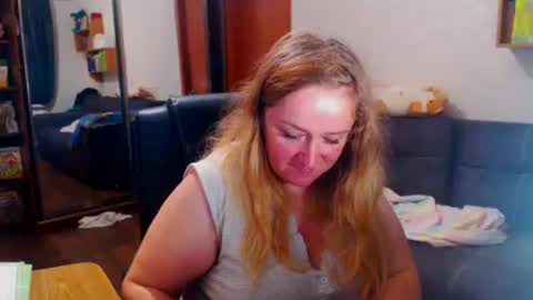 Snapshot of honeydewmolly chatting on November 19, 7:25 pm HoneydewMolly online show from November 19, 7:25 pm
