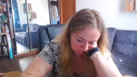 Snapshot of honeydewmolly chatting on May 23, 11:25 am HoneydewMolly online show from May 23, 11:25 am