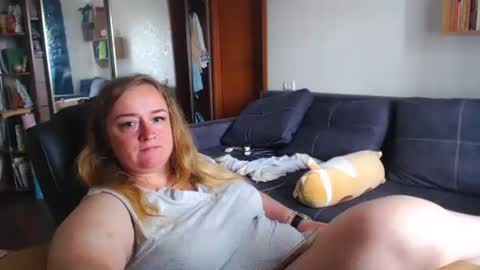 Snapshot of honeydewmolly chatting on May 25, 8:53 am HoneydewMolly online show from May 25, 8:53 am