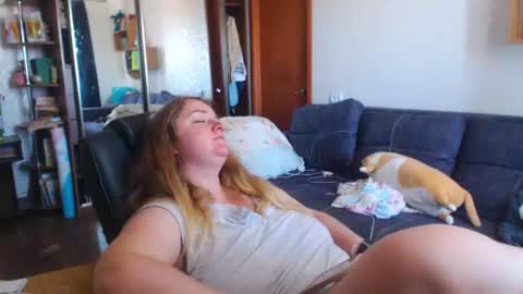 Snapshot of honeydewmolly chatting on June 25, 12:20 pm HoneydewMolly online show from June 25, 12:20 pm