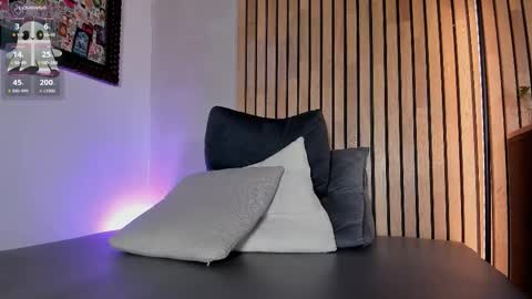 Sofia independent model online show from October 16, 11:22 am