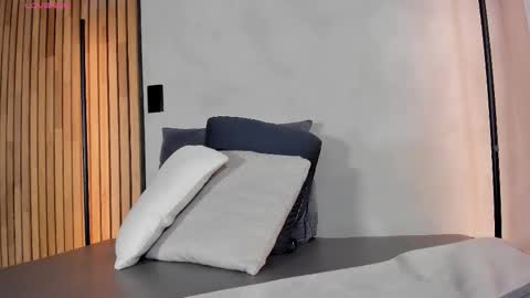 Sofia independent model online show from January 13, 11:48 am