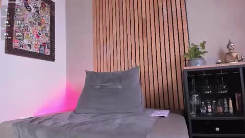 Sofia independent model online show from March 24, 11:59 am