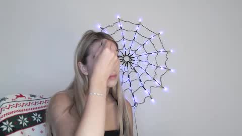 honeyveil online show from October 28, 12:30 pm