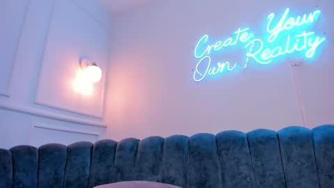 Honey Moon  Help me to reach 100 thumbs up online show from March 3, 11:03 pm