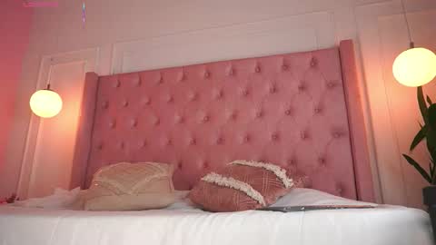 Honey Moon  Help me to reach 100 thumbs up online show from March 5, 7:32 pm