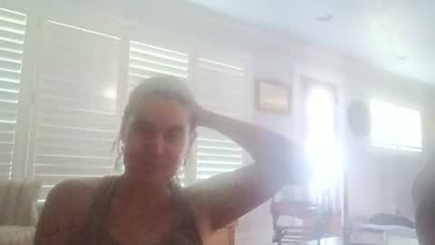 Snapshot of hoodoou chatting on August 2, 12:09 am hoodoou online show from August 2, 12:09 am