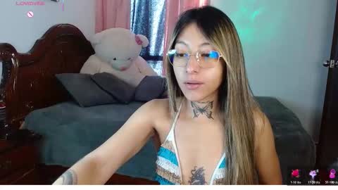 Hoollly Jones online show from December 17, 1:06 pm