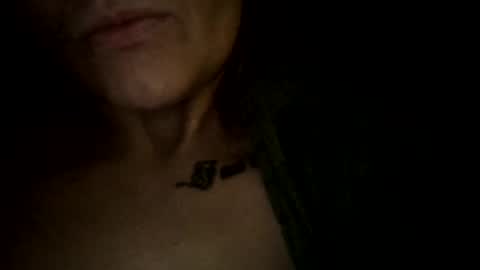 Snapshot of horneymomnextdoor chatting on October 17, 3:42 am horneymomnextdoor online show from October 17, 3:42 am