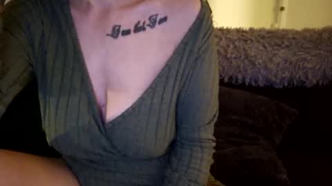 Snapshot of horneymomnextdoor chatting on October 29, 1:30 am horneymomnextdoor online show from October 29, 1:30 am