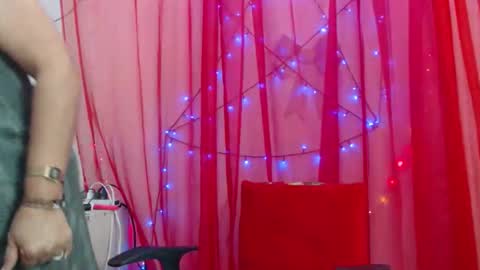 Snapshot of horny_mommy17 chatting on April 13, 11:48 am armina online show from April 13, 11:48 am