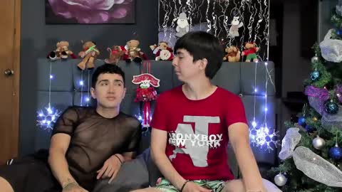 Snapshot of horny_twinks_guys chatting on December 9, 9:37 pm Alex and Camilo online show from December 9, 9:37 pm