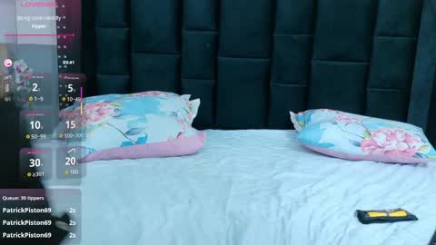 Khloe  online show from February 8, 7:39 pm