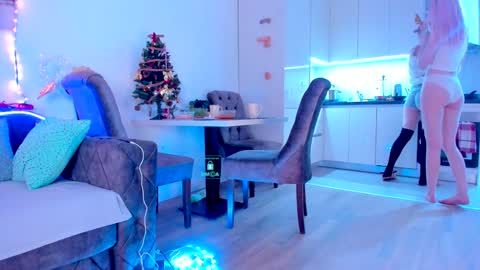 Snapshot of hornybunnys chatting on December 22, 10:04 pm Alex and Rosie online show from December 22, 10:04 pm