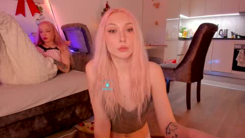 Snapshot of hornybunnys chatting on January 2, 10:11 pm Alex and Rosie online show from January 2, 10:11 pm