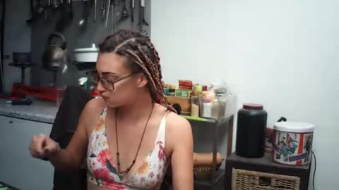 Snapshot of hornyhippies0080 chatting on April 26, 6:44 am Nix D online show from April 26, 6:44 am