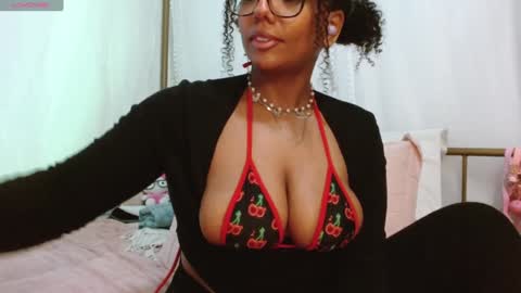 Snapshot of hornylittlehoney chatting on January 21, 3:32 pm Horny Little Honey online show from January 21, 3:32 pm