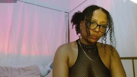 Snapshot of hornylittlehoney chatting on January 28, 5:00 am Horny Little Honey online show from January 28, 5:00 am