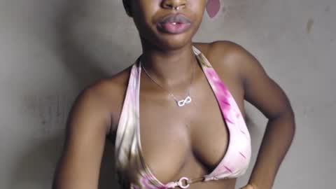 Snapshot of hornyslut_xx chatting on June 8, 7:25 pm Bella online show from June 8, 7:25 pm