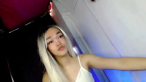 hot_moma69 online show from April 14, 7:25 am