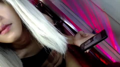 hot_moma69 online show from April 14, 11:00 pm