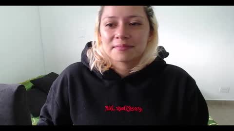 Snapshot of hot_mommymia chatting on February 16, 12:54 pm Mia online show from February 16, 12:54 pm