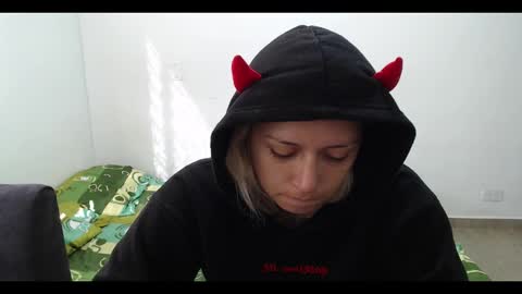 Mia online show from February 18, 1:33 pm