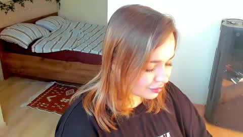 Snapshot of hot_moon_666 chatting on June 6, 2:44 pm Moon online show from June 6, 2:44 pm