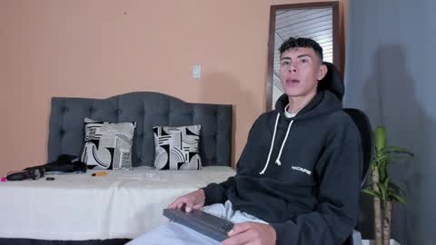 Snapshot of hot_twinks83 chatting on February 5, 11:23 am hot_twinks83 online show from February 5, 11:23 am