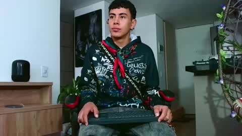 Snapshot of hot_twinks83 chatting on September 30, 12:10 pm hot_twinks83 online show from September 30, 12:10 pm