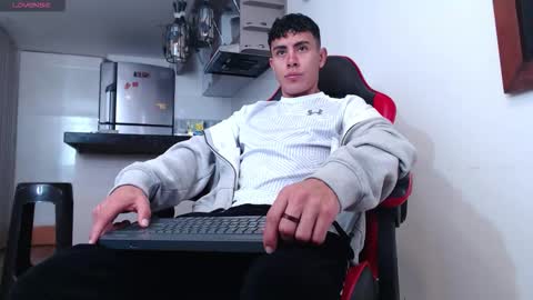Snapshot of hot_twinks83 chatting on October 11, 3:32 pm hot_twinks83 online show from October 11, 3:32 pm