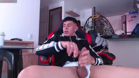 Snapshot of hot_twinks83 chatting on October 18, 2:18 pm hot_twinks83 online show from October 18, 2:18 pm