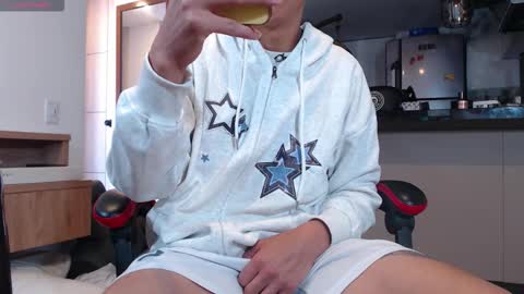 Snapshot of hot_twinks83 chatting on October 21, 12:06 pm hot_twinks83 online show from October 21, 12:06 pm