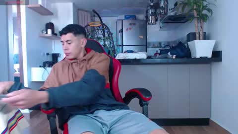 Snapshot of hot_twinks83 chatting on October 22, 11:54 am hot_twinks83 online show from October 22, 11:54 am