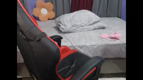 hotasian_pinky online show from March 25, 1:06 pm