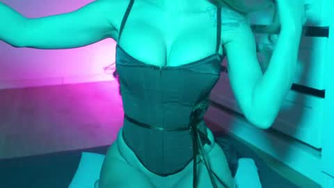 Bella online show from April 4, 9:45 pm