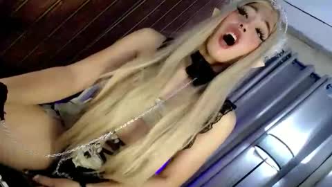 hotfucking_queen1111 online show from June 2, 8:05 am