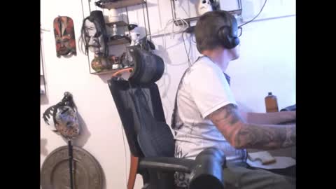 Snapshot of hotkinkytat chatting on April 3, 1:31 pm hotkinkytat online show from April 3, 1:31 pm