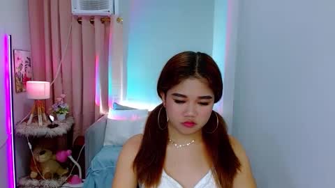 Layla online show from December 7, 2:02 pm