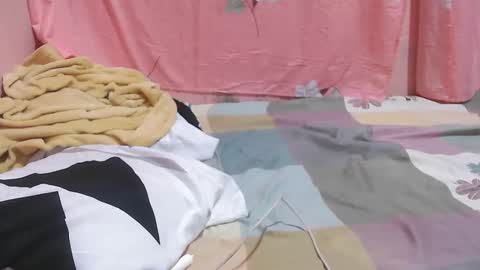 Snapshot of hotpink4u04 chatting on December 4, 10:13 am hotpink4u04 online show from December 4, 10:13 am