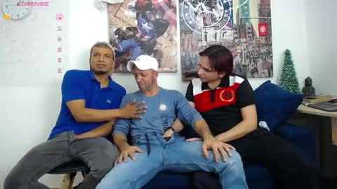 Snapshot of hott_asses chatting on December 19, 12:34 am hott_asses online show from December 19, 12:34 am