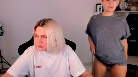 Nessie and Jessie online show from December 21, 11:06 am