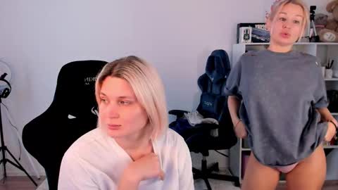 Nessie and Jessie online show from December 22, 11:29 am