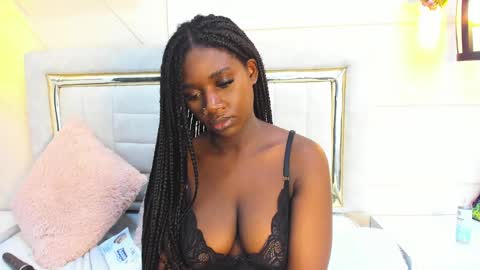 Snapshot of huddah_cam chatting on February 15, 2:22 pm huddah online show from February 15, 2:22 pm