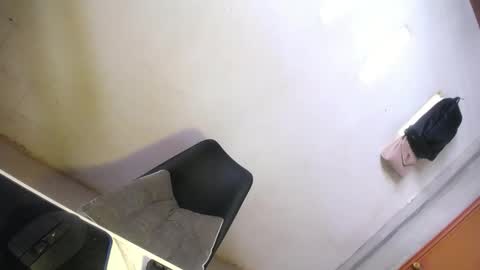 Snapshot of hugcock69_precious chatting on December 15, 7:02 am Precious online show from December 15, 7:02 am