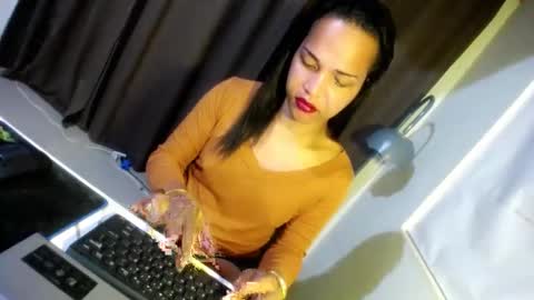 Snapshot of hugcock69_precious chatting on December 26, 10:16 am Precious online show from December 26, 10:16 am