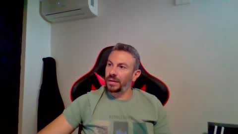 Snapshot of huge__cumshot chatting on September 11, 9:20 am huge__cumshot online show from September 11, 9:20 am